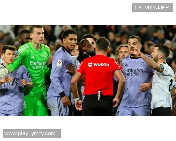 维尼修斯双响助力球队胜利分享伯纳乌的精彩时刻与球迷共庆 维尼修斯双响助力球队胜利分享伯纳乌的精彩时刻与球迷共庆